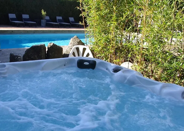 Guest house La Maison De Gilbert Jacuzzi Piscine Chauffee Chaudes-Aigues