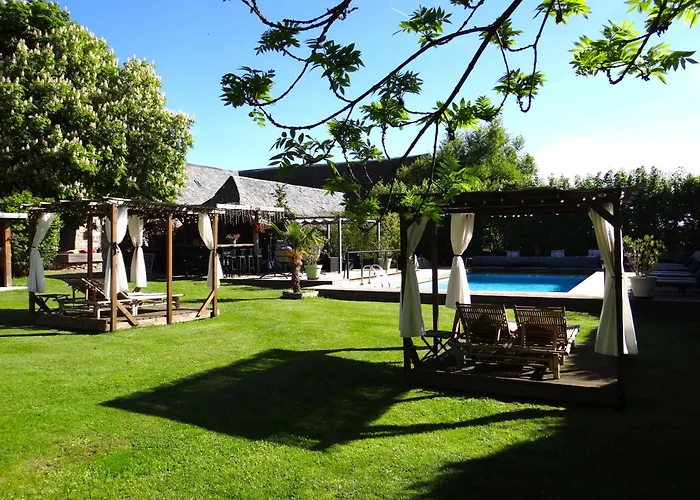 Guest house La Maison De Gilbert Jacuzzi Piscine Chauffee Chaudes-Aigues